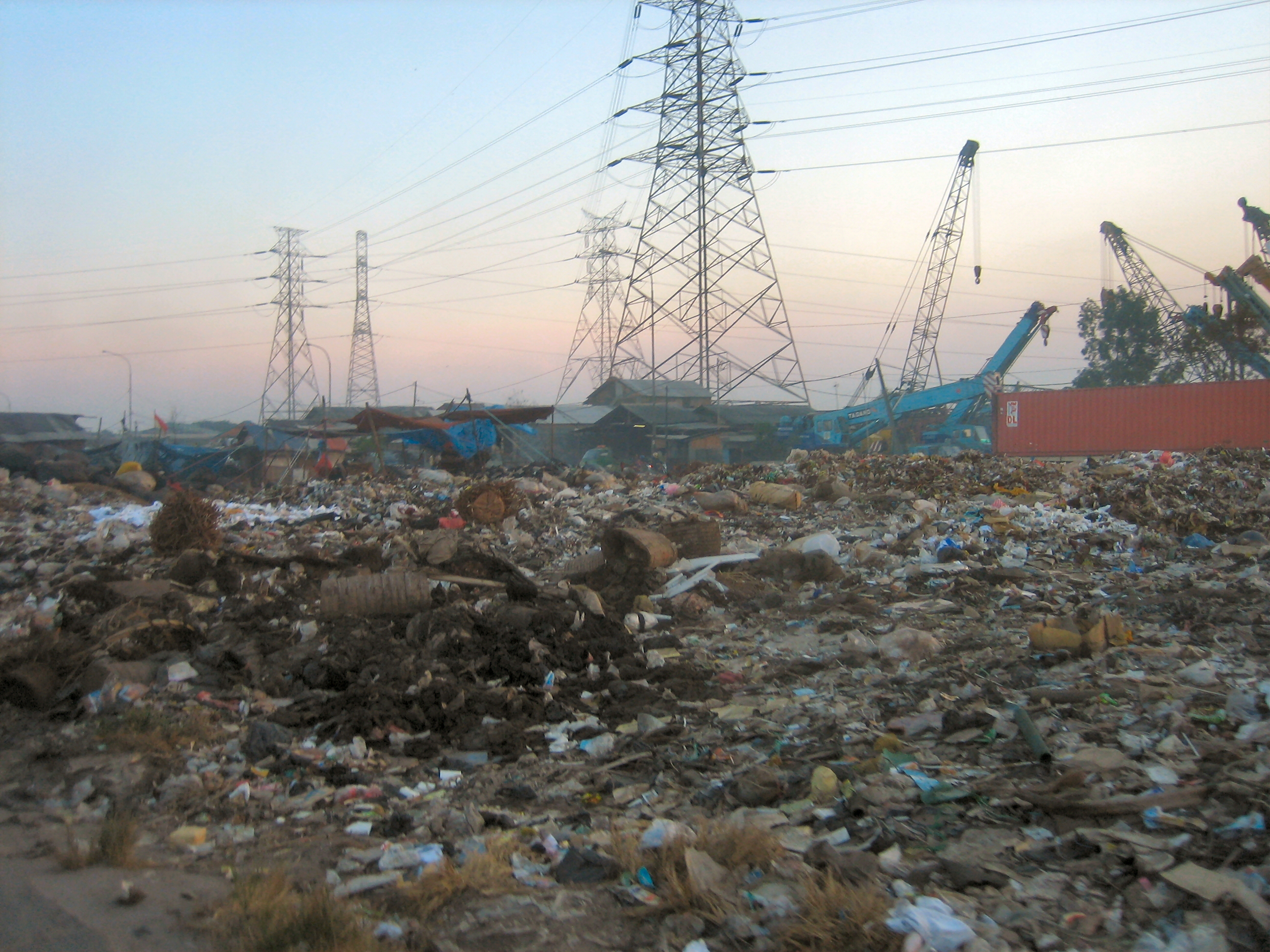 Waste_dump_-_Jakarta_-_Indonesia.jpg