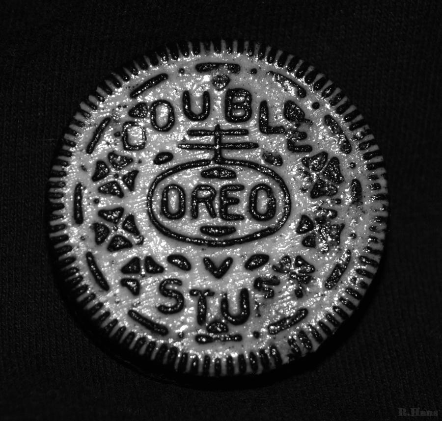 doulble-stuff-oreo-in-black-and-white-rob-hans.jpg