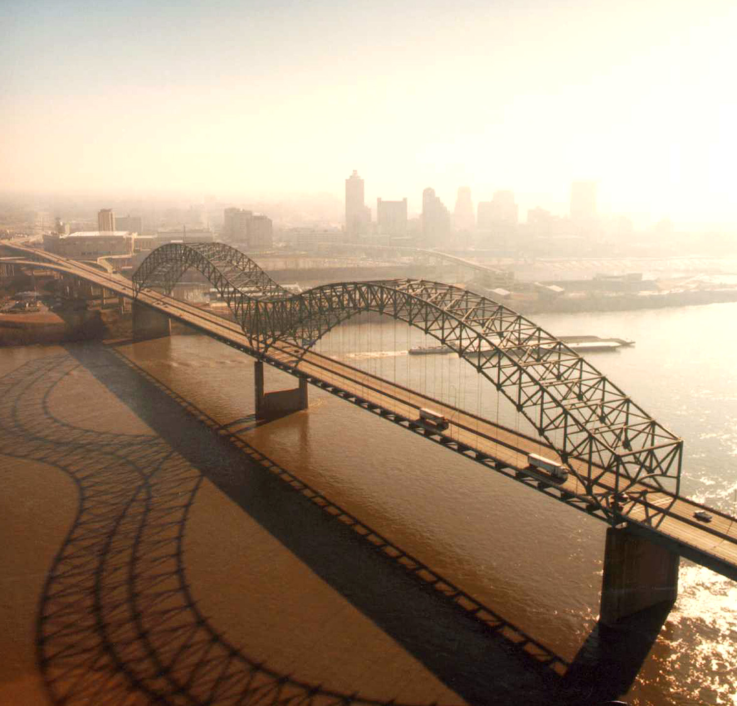 Hernando_de_Soto_Bridge_Memphis.jpg