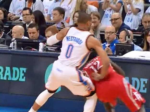 russell-westbrook-injured-his-knee-on-this-silly-play-against-the-rockets.jpg