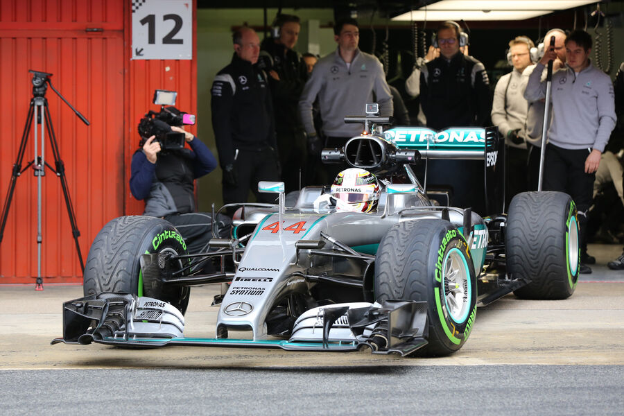 Lewis-Hamilton-Mercedes-Formel-1-Test-Barcelona-22-Februar-2016-fotoshowBigImage-43db3977-928485.jpg