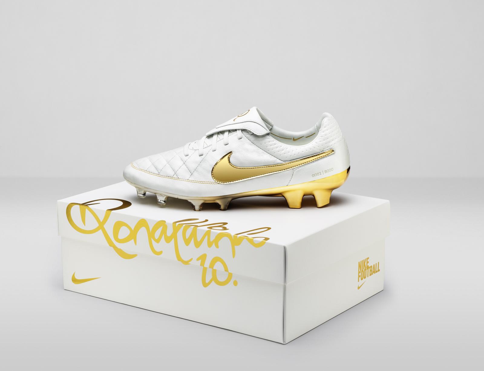 Nike_Football_Ronaldino_Tiempo_Gold_BOX_hero_native_1600.jpg