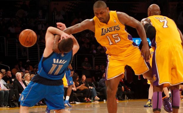ron-artest-punching-flagrant-foul-2011-nba-playoffs-mavs-lakers-western-semifinals.jpg