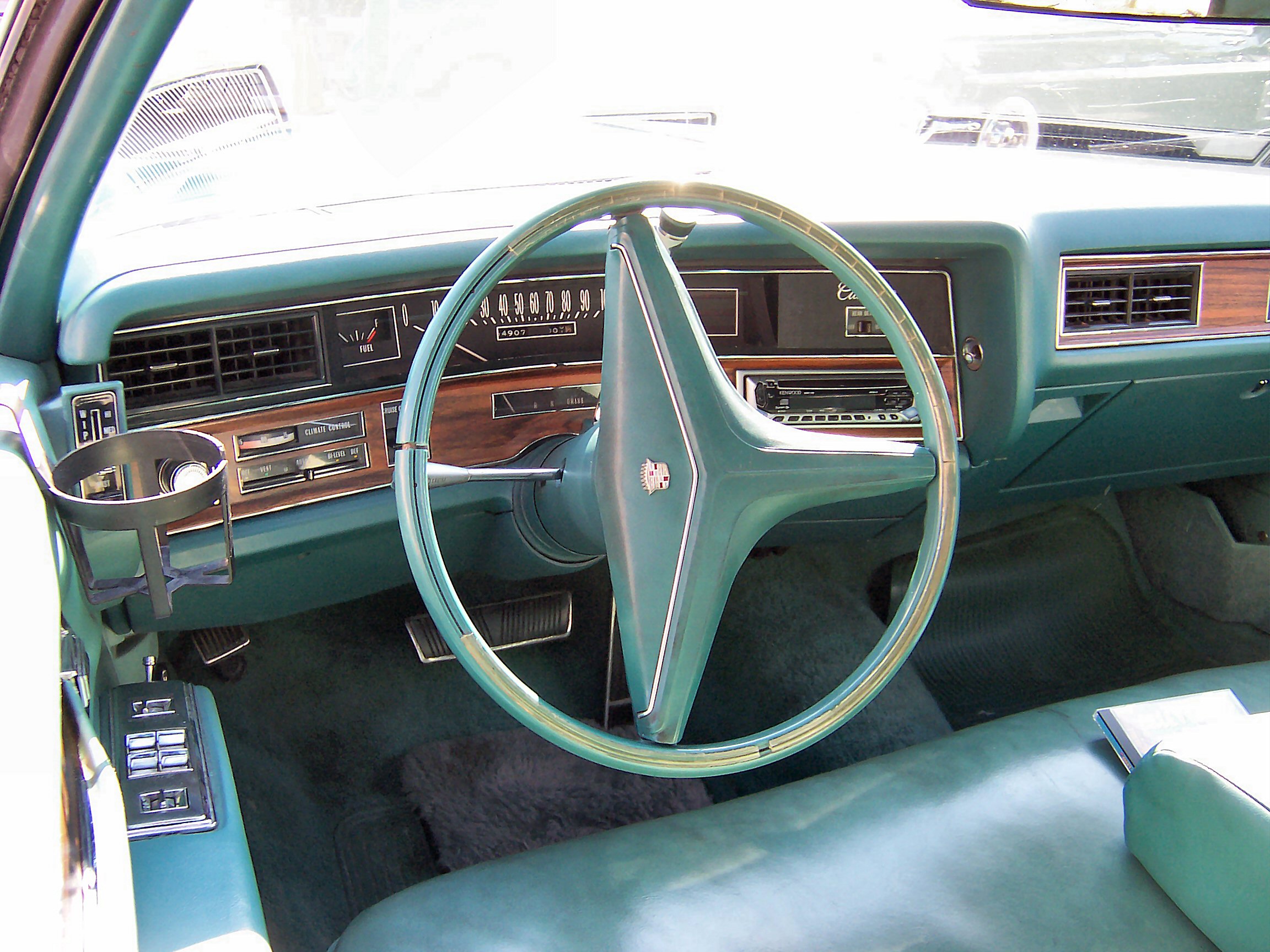 1972_Cadillac_Sedan_de_Ville_interior.jpg