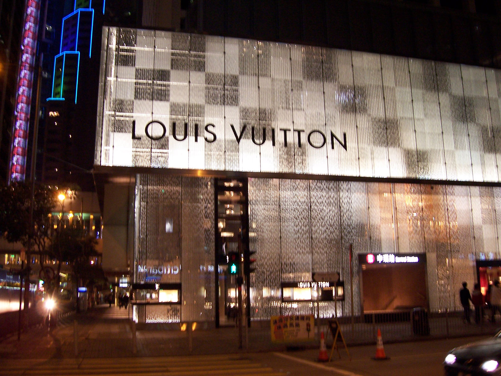 Louis_Vuitton_Hong_Kong.jpg