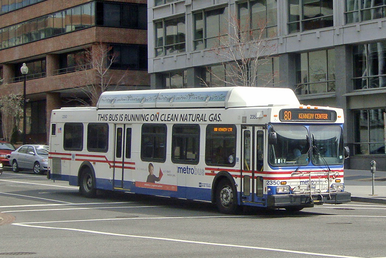 Metrobus_powered_with_CNG_5198_DCA_03_2009.jpg