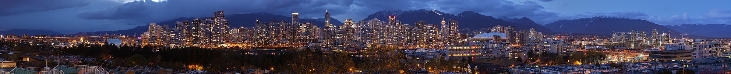 2400px-Vancouver_dusk_pano.jpg