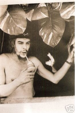 Che_Guevara_-_tomando_mate_en_Cuba.jpg