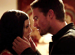 arrow-muse-of-fire-r-oliver-queen-helena-bertinelli-6.gif