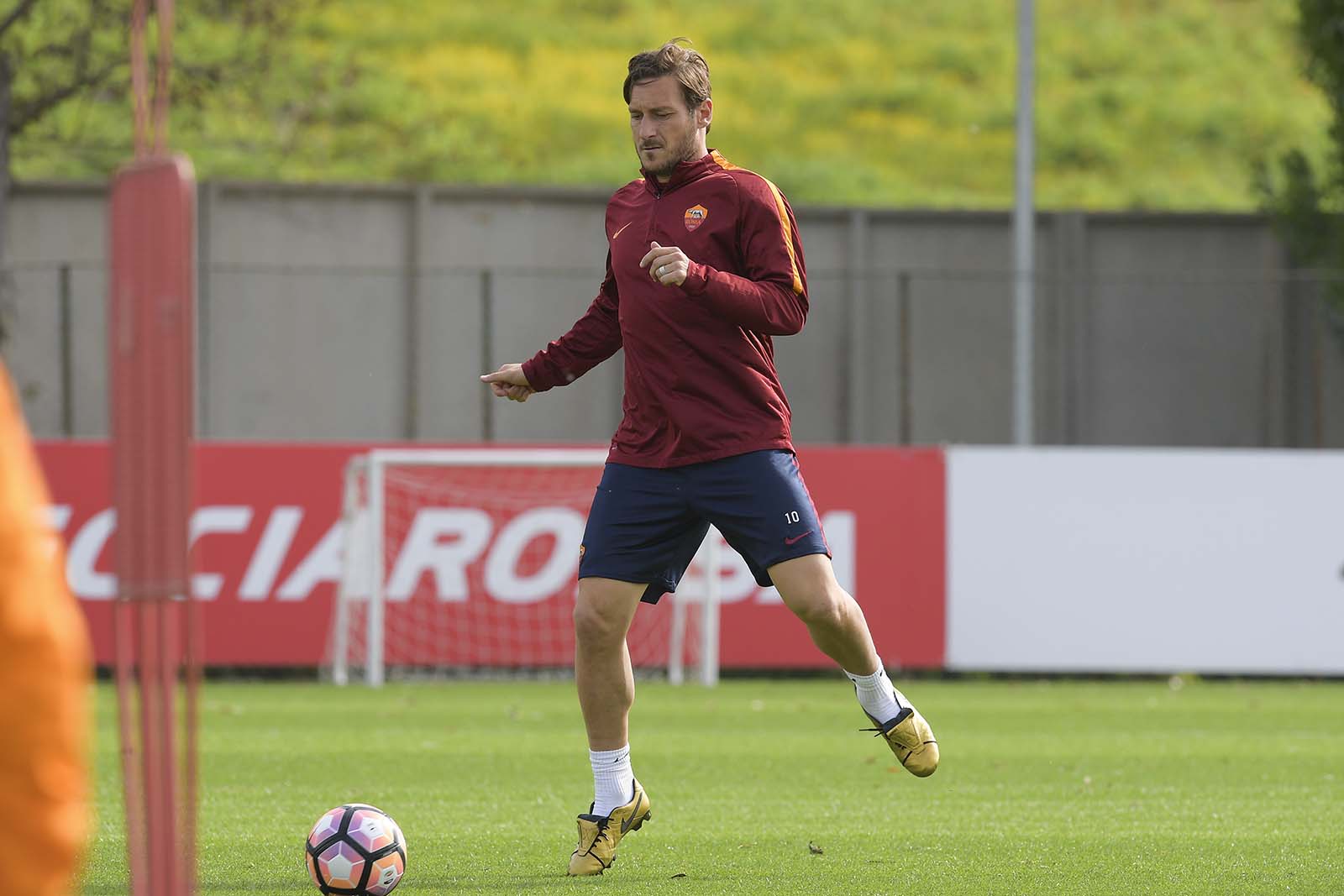 totti-trains-in-nike-tiempo-x-totti-boots-with-exclusive-detail%2B%25287%2529.jpg