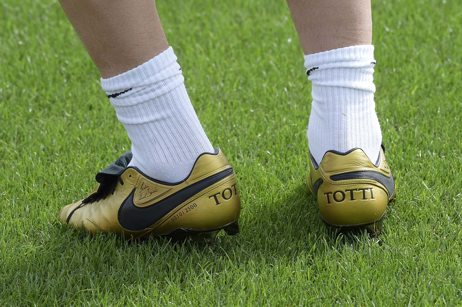 totti-trains-in-nike-tiempo-x-totti-boots-with-exclusive-detail%2B%25288%2529.jpg