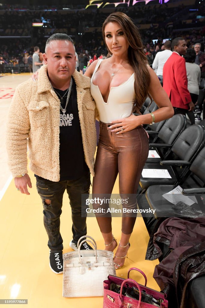 https://media.gettyimages.com/id/1195977866/it/foto/vegas-dave-and-holly-sonders-attend-a-basketball-game-between-the-los-angeles-lakers-and-the.jpg?s=1024x1024&w=gi&k=20&c=eylS0eVQQLTgz7tUz8YZoivHSTAGesK0fJD2sp2MLGE=