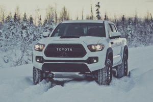 2017-Toyota-Tacoma-TRD-Pro-front-three-quarter-06.jpg