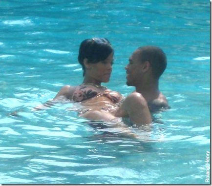 Chris%20Brown%20and%20Rihanna%20romp%20in%20the%20pool%5B4%5D