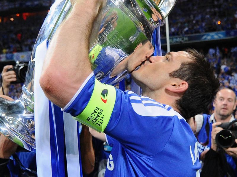 Frank-Lampard-Trophy-Chelsea-Champions-League_2767963.jpg