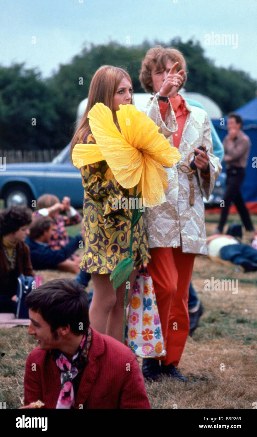 sixties-fashion-1960s-festival-of-the-flower-children-hippy-hippies-B3P269.jpg