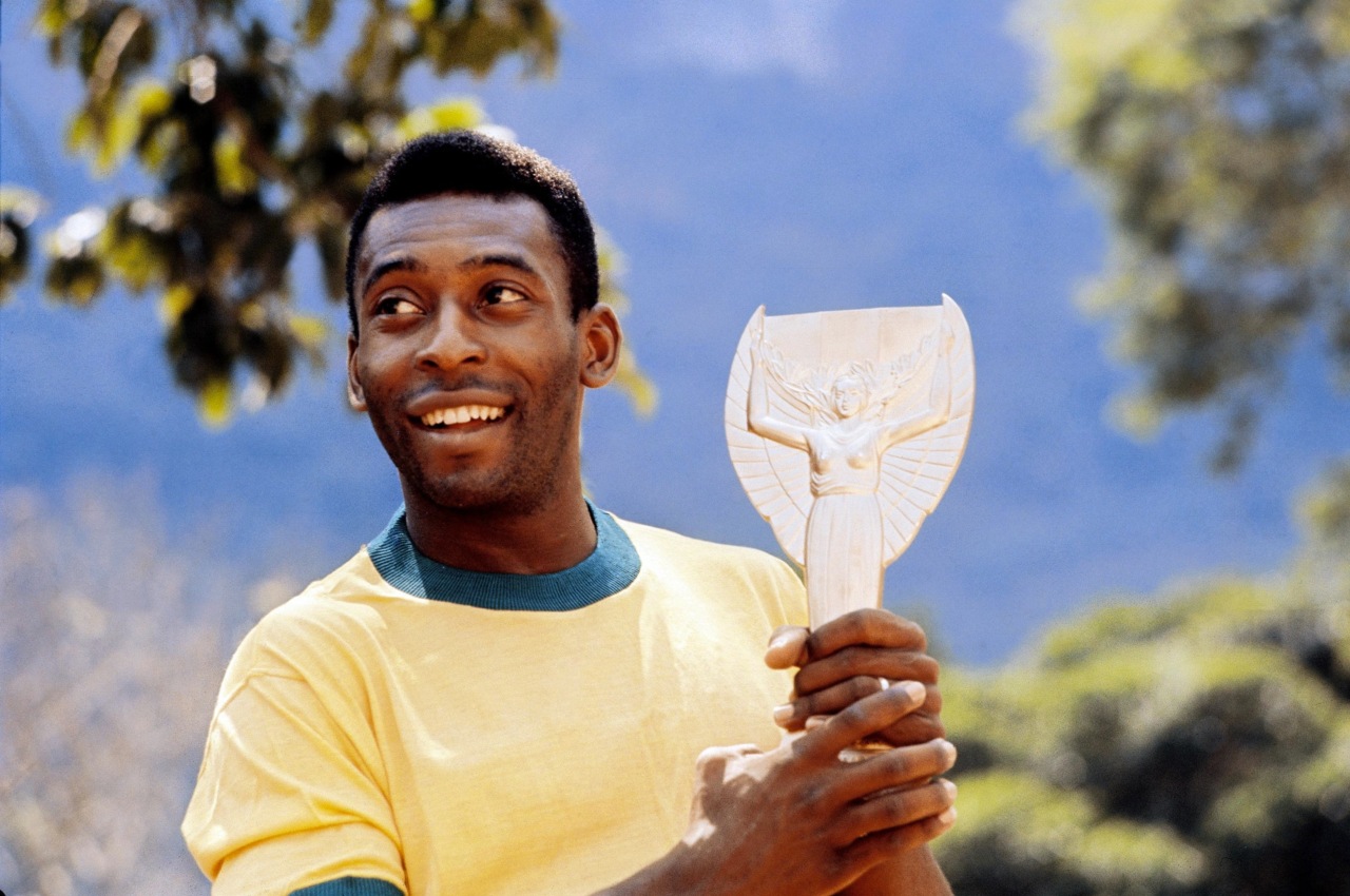 Pele-with-the-World-Cup-trophy-1970.jpg