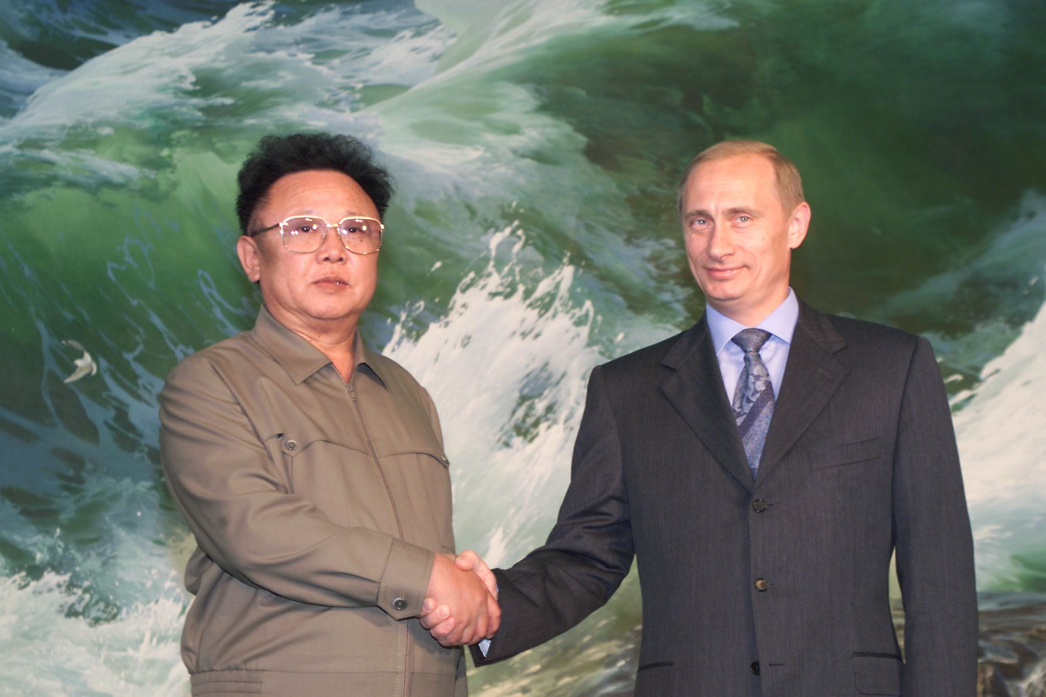 Vladimir_Putin_with_Kim_Jong-Il-2.jpg