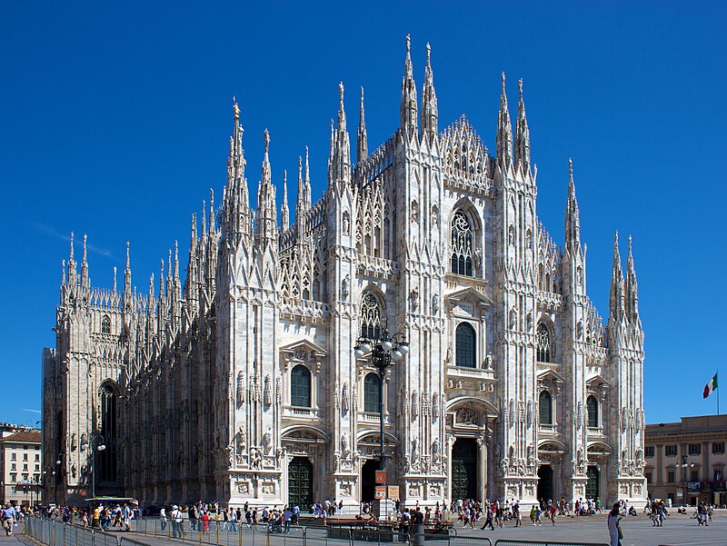 800px-Milan_Cathedral_from_Piazza_del_Duomo.jpg