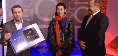 gif-of-the-day-priceless-reaction-from-the-first-buyer-of-ps4