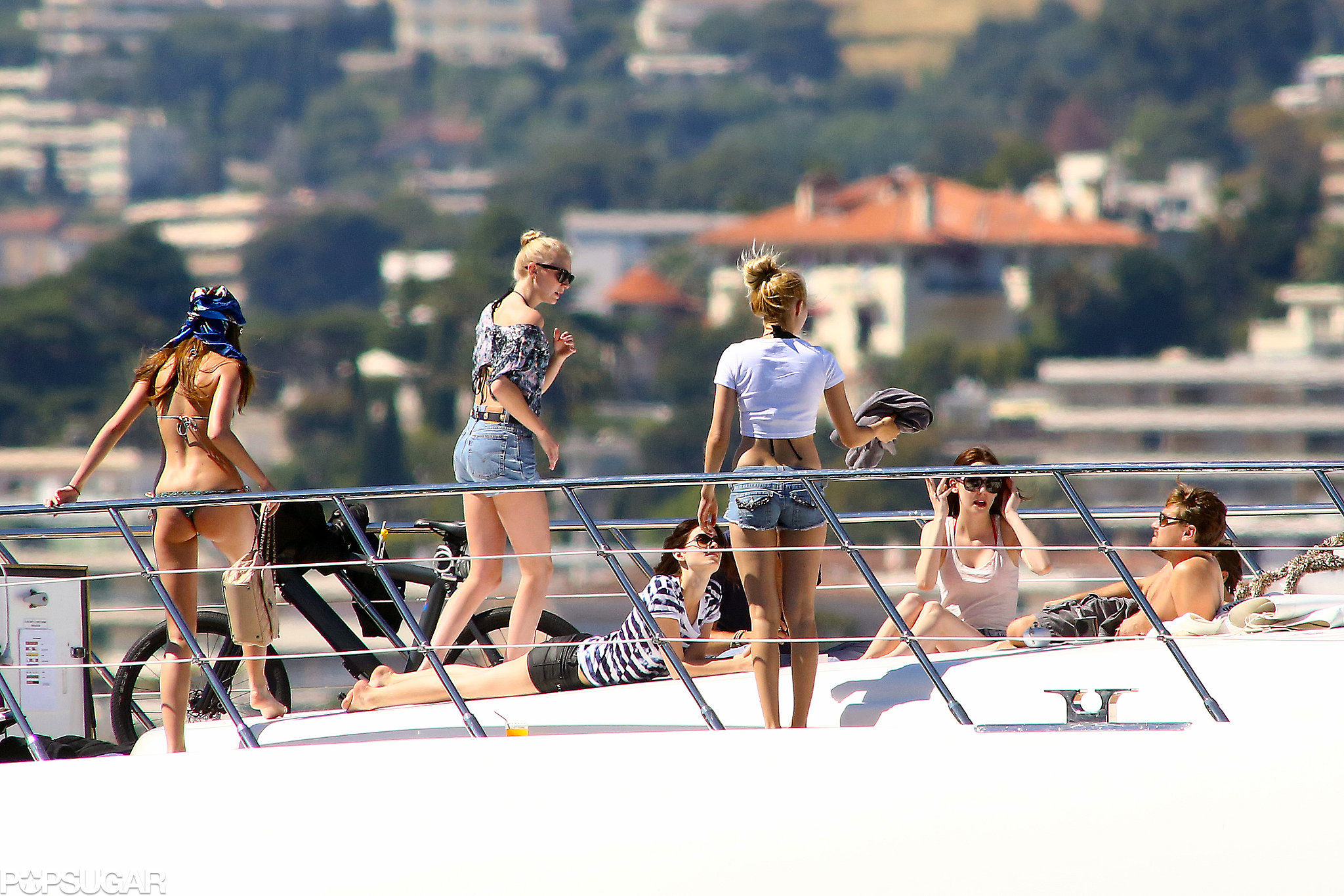 Leonardo-DiCaprio-surrounded-bevy-women-yacht-day.jpg