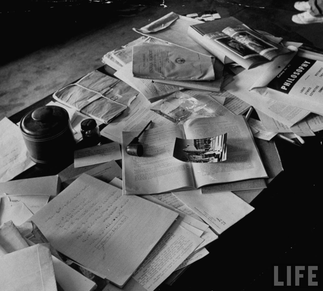 EINSTEIN'S+DESK+PHOTOGRAPHED+A+DAY+AFTER+HIS+DEATH.jpg