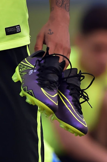 Neymar-Shows-Off-Custom-Nike-Hypervenom%2B%25284%2529.jpg