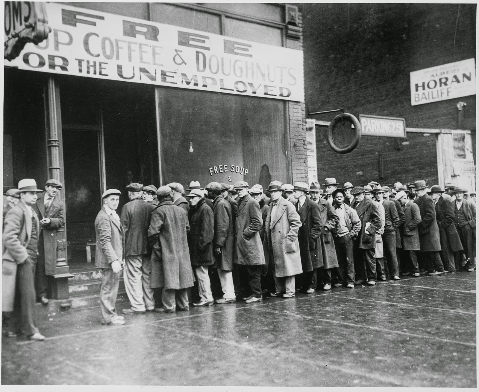 Al+Capone%27s+soup+kitchen+during+the+Great+Depression,+Chicago,+1931.jpg