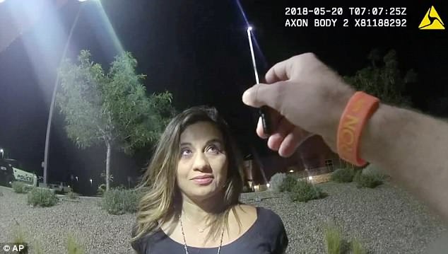 4C89FFEA00000578-5762275-Nearly_40_minutes_of_police_bodycam_footage_shows_Youngblood_bei-a-2_1527089814729.jpg