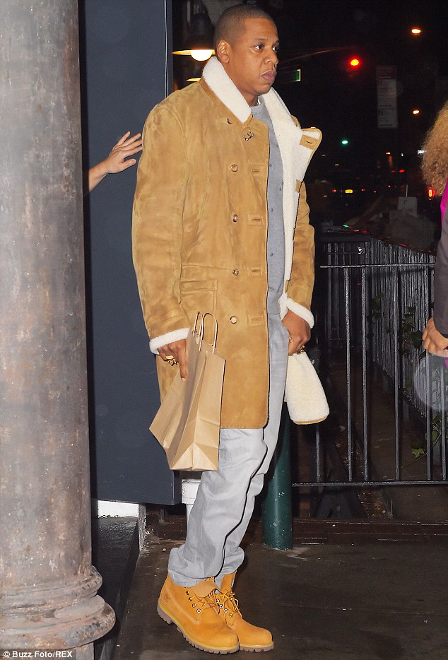 243BD70400000578-2884463-Keeping_warm_Jay_Z_kept_warm_in_a_fur_lined_coat_and_wore_clunky-a-16_1419326004816.jpg