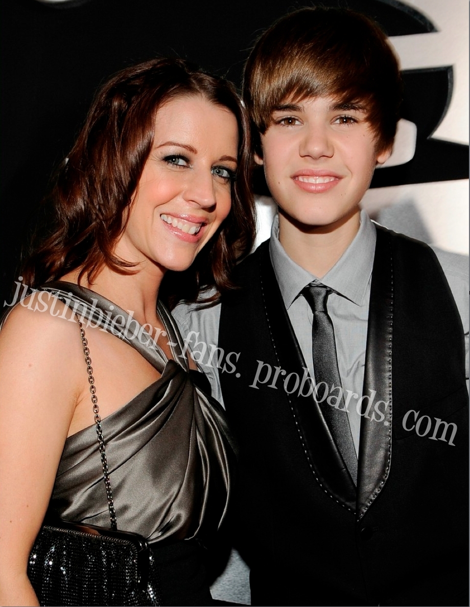 Justin-his-mom-at-The-Grammys-justin-bieber-10218363-920-1187.jpg