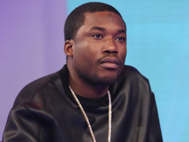 Meek+Mill+looking+hot+and+serious+in+front+of+a+two+tone+background.jpg