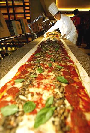 longest-pizza.jpg