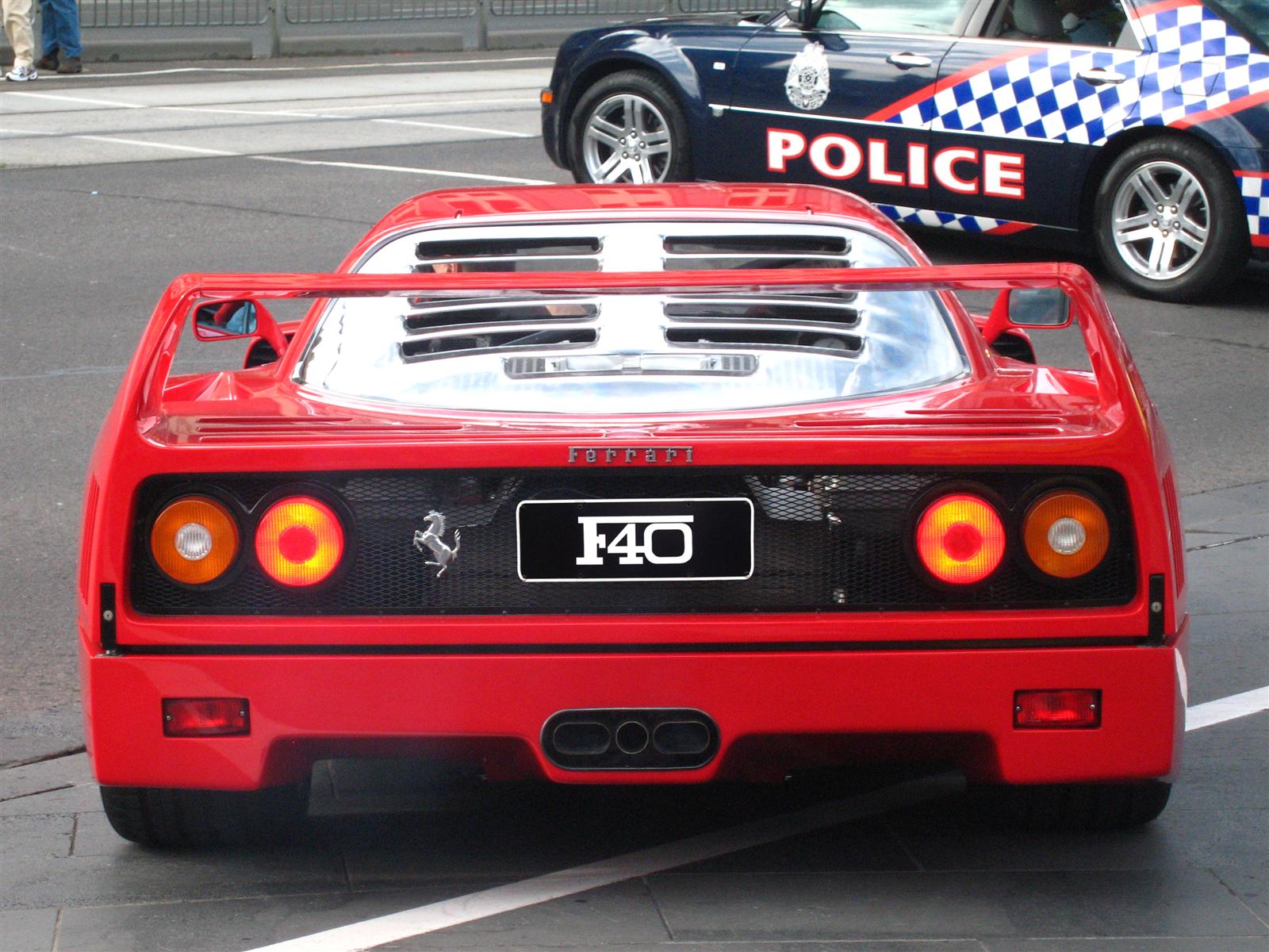 Ferrari_F40_-_rear_and_police_(Crown_Casino,_Melbourne,_Australia,_3_March_2007).jpg