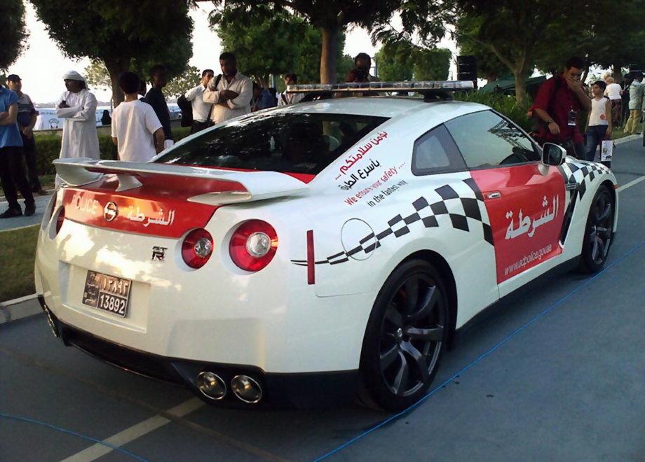 Dubai-Police-Patrols-in-Nissan-GT-R_2.JPG