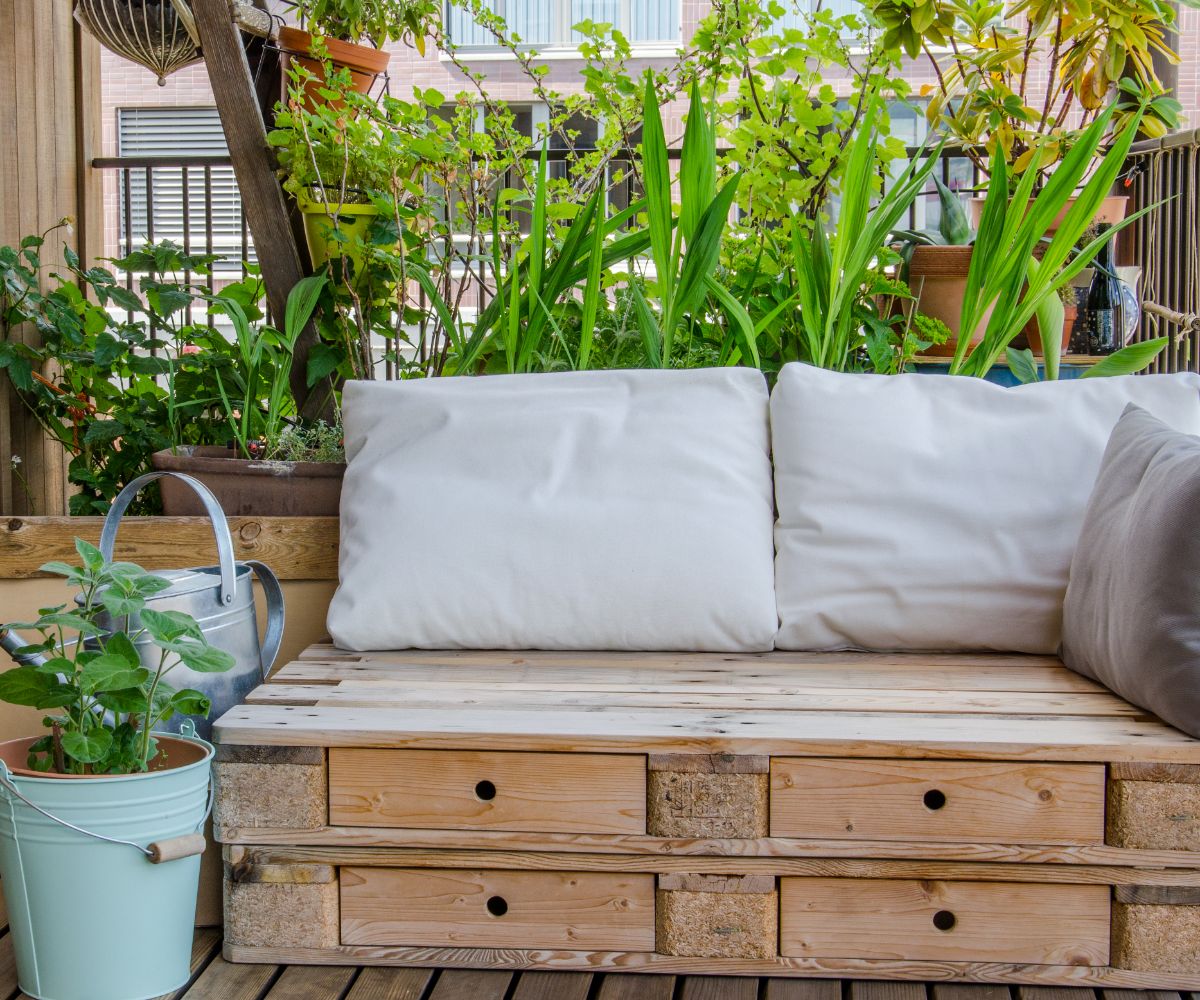 diy-pallet-outdoor-couch-1.jpg