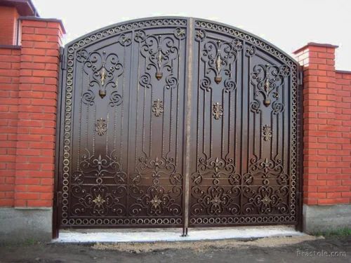 https://5.imimg.com/data5/NY/DI/MY-11325968/iron-gates-that-fit-in-modern-house-500x500.jpg
