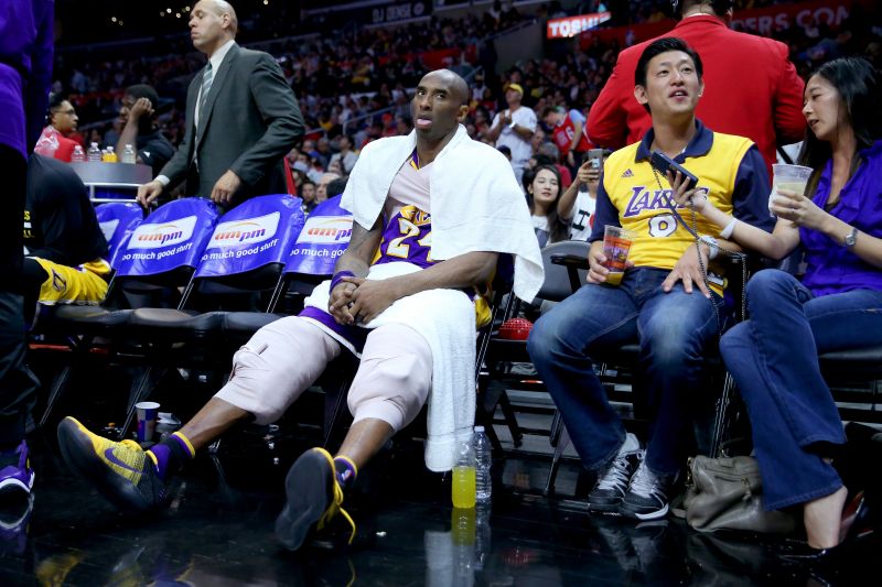 Los_Angeles_Lakers_guard_Kobe_Bryant_sits_on_the_bench_covered_in_ice_22419_12374-1.jpg-1.jpg