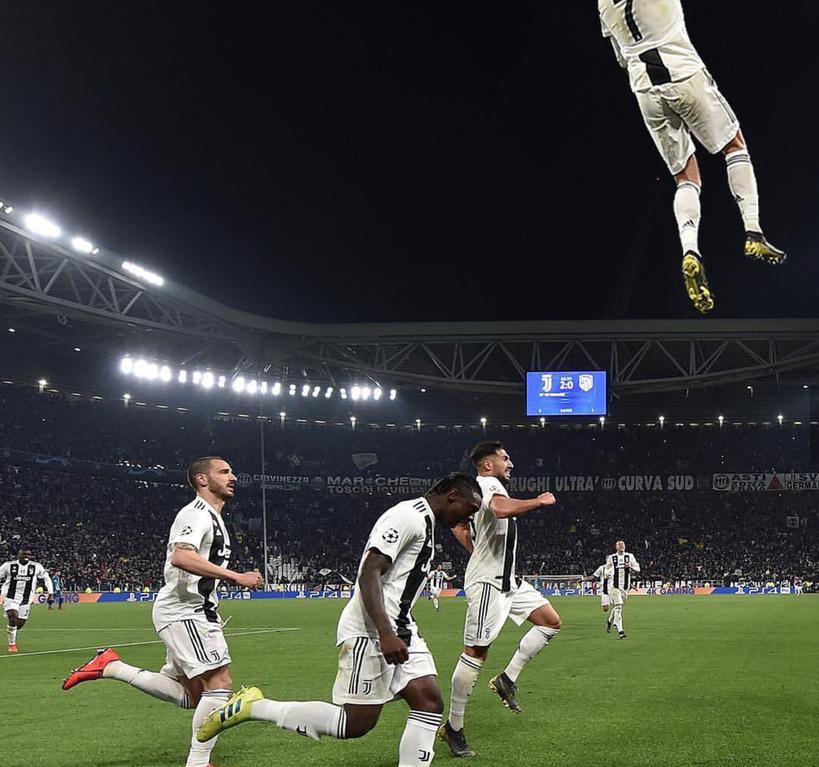 Soccer Memes on Twitter: WOW! Insane. Everyone knows Cristiano Ronaldo can jump  high but this picture PROVES he works harder than anyone. Amazing strength  at 45 years old. 💪 https://t.co/YMvg0uQ7ph / Twitter